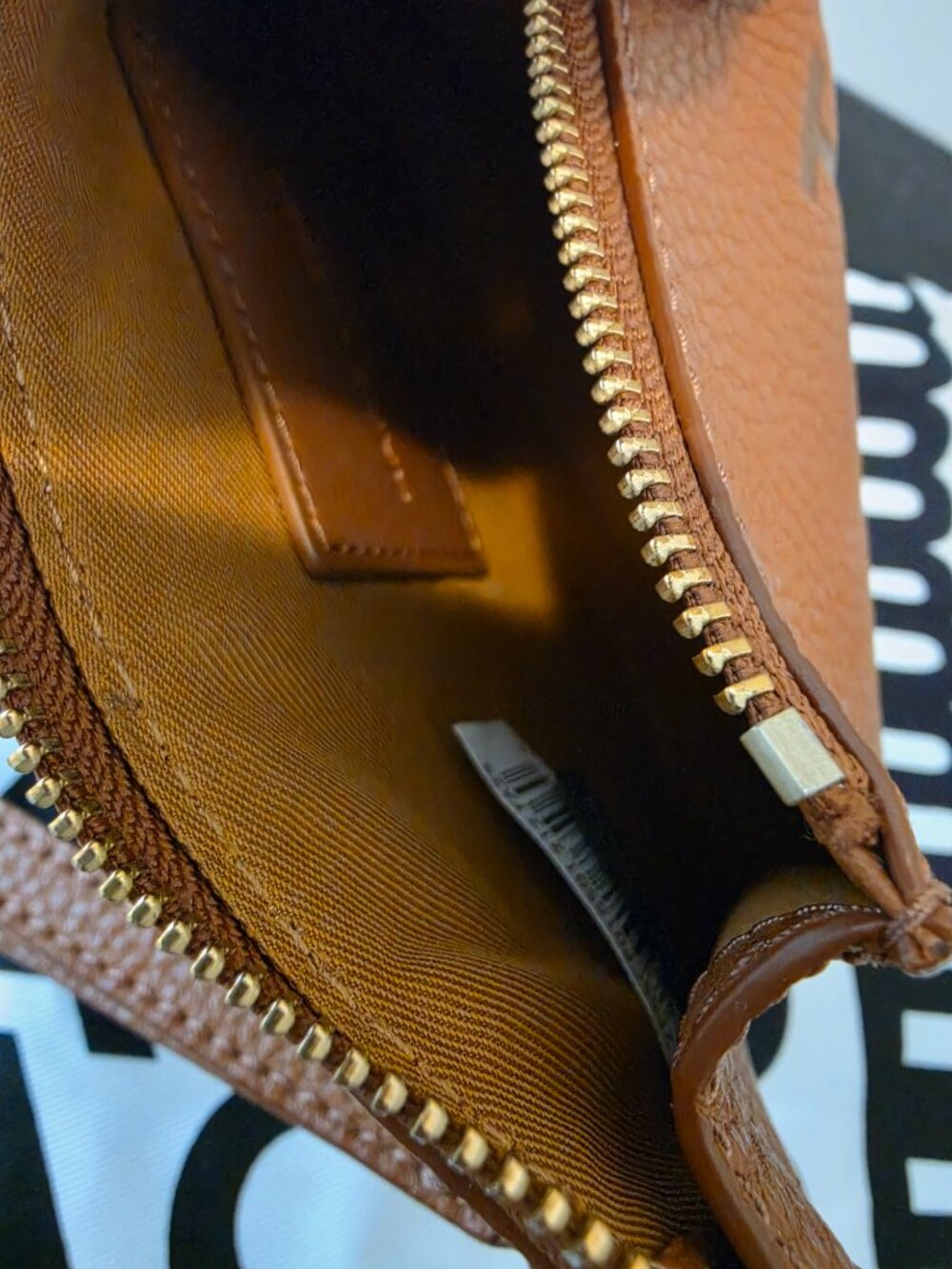 Marc Jacobs The Leather Pouch (Argan Oil/Brown) - Picture 4 of 6